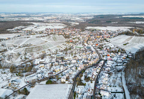 Sternenfels mit dem Schlossbergturm als Wahrzeichen (hinten rechts) wird am 1. Januar 1974 zur Doppelgemeinde. Im Lauf der Jahrzehnte ist die Kommune vor allem durch bürgerschaftliches Engagement eng zusammengewachsen. Foto: Meyer