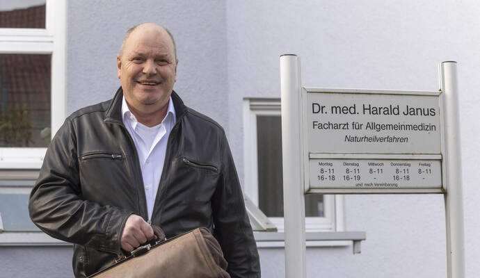 Seit dem 1. Oktober 2023 hat die Praxis von Dr. Harald Janus, Facharzt für Allgemeinmedizin aus Ölbronn, geschlossen. Momentan arbeitet der frühere Kassenarzt noch als Privatarzt und wohnt in Keltern-Dietlingen. Von Kollegen erhält Janus viele Nachfragen, ob er aushelfen kann. Ölbronn Harald Janus Ruhestand