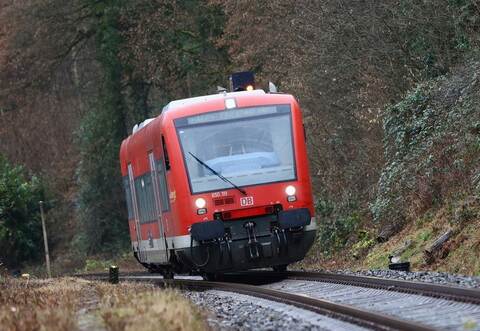 Ein Triebwagen der Kulturbahn bei der Fahrt durchs Nagoldtal: An Silvester ist solch ein Fahrzeug Schauplatz eines Übergriffes auf eine 16-Jährige.