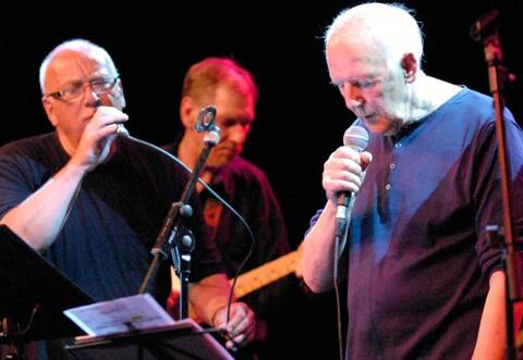 Les Summerfield (rechts) beim Auftritt zu seinem 80. Geburtstag im Rahmen des – inzwischen eingestellten – Remchinger Bluesfests. Links steht der ehemalige Sänger Norbert Rundstadler, im Hintergrund Manfred Rochel.