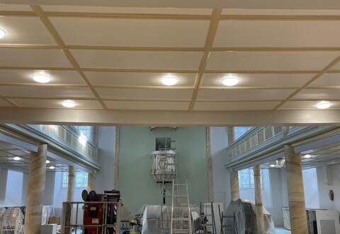 Ein Blick durch die Kirche ohne Bänke, dafür mit einem sehr großen Altarbereich für Auftritte und Darbietungen.