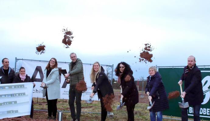 Spatenstich für das neue Kinderbildungszentrum in Steinegg mit Simon Huber von der Gottlob Brodbeck GmbH &amp; Co. KG Metzingen (von rechts), Helga Schuhmacher (Rektorin ViB), Veronique Picardat (Leitung Kita Steinegg), Sabine Wagner (Bürgermeisterin), Jochen Abraham mit Tochter Nanni Abraham vom Büro AJA-Architekten sowie Carolin Duczek und Lolita Sabisch (Kindergarten Gesamtleitung) sowie Gemeinderat Hasan Akbaba.