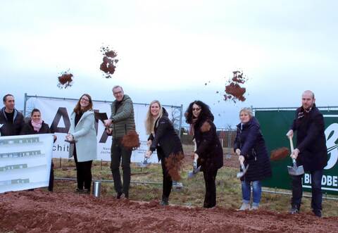 Spatenstich für das neue Kinderbildungszentrum in Steinegg mit Simon Huber von der Gottlob Brodbeck GmbH &amp; Co. KG Metzingen (von rechts), Helga Schuhmacher (Rektorin ViB), Veronique Picardat (Leitung Kita Steinegg), Sabine Wagner (Bürgermeisterin), Jochen Abraham mit Tochter Nanni Abraham vom Büro AJA-Architekten sowie Carolin Duczek und Lolita Sabisch (Kindergarten Gesamtleitung) sowie Gemeinderat Hasan Akbaba.