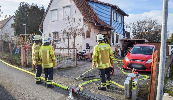 Aus unbekanntem Grund entzündete sich der Sprühkleber, der die Ursache des Brandes war.