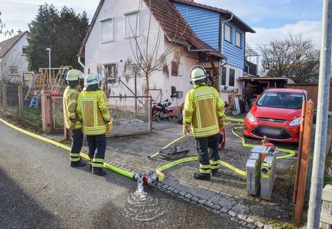 Aus unbekanntem Grund entzündete sich der Sprühkleber, der die Ursache des Brandes war.
