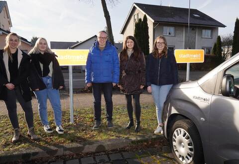 Bürgermeisterin Julia Wieland, Lara Vetter von „Stadtmobil“, Ortsbaumeister Markus Becker, Diana Wirth und Meike Walch vom Hauptamt (von links) freuen sich über das Angebot am Remchinger Bahnhof.