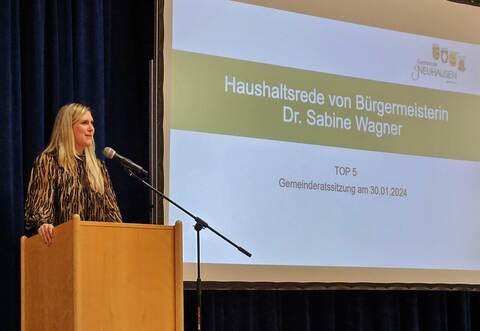 Neuhausens Bürgermeisterin Sabine Wagner bei ihrer ausführlichen Haushaltsrede am Dienstagabend in der Schwarzwaldhalle Schellbronn.