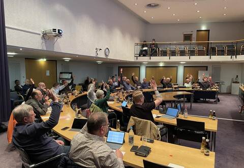 Alle Hände gehen nach oben: Der Haushaltsplan für das Jahr 2024 ist im Mühlacker Gemeinderat am Dienstagabend einstimmig verabschiedet worden.