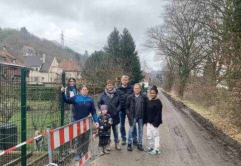 Hündin Paula und Besitzerin Andrea Petrikowski (von links) können durch die zerstörten Zäune ihr Grundstück nicht mehr durch den Garten verlassen. Auch die Nachbarn Franziska Fuchs mit Sohn Jonas, Andrea Fuhrmann, Frank Alber sowie Walter und Elena Balbach sind von den Schäden betroffen.