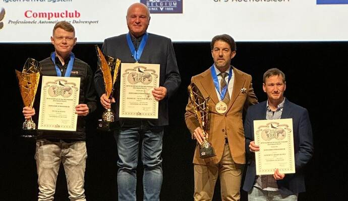 Auf dem Bild ist Andreas Drapa auf dem Siegertreppchen ganz oben zu sehen.