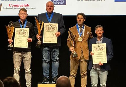 Auf dem Bild ist Andreas Drapa auf dem Siegertreppchen ganz oben zu sehen.