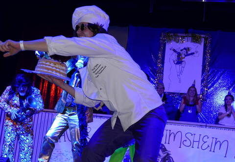 Die „Chaoten“ heizen mit ihrer Playback-Shwowband dem Publikum ordentlich ein. Fux „Griechischer Wein“ oder „Aber bitte mit Sahne“ kräftig ein und sorgen für reichlich Klamauk .