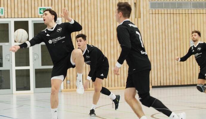 Markus Kraut (links) und seine Teamkollegen können sich nach einem 5:1-Sieg gegen Neugablonz noch für die deutsche Meisterschaft qualifizieren.