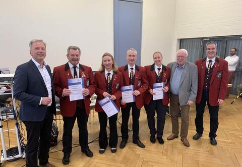 Heiko Genthner (von links) ehrt Reinhold Schneider für 60 Jahre Aktivität beim MV Lyra Conweiler sowie Jennifer Maier, Patrick König und Daniela Wannenmacher für jeweils 30 Jahre. Darüber freuen sich auch der Ehrenvorsitzende des Kreisverbandes, Helmut Spiegel, und Lyra-Vorsitzender Martin Wessinger.