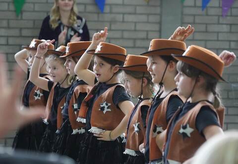 Viel Applaus für ihren Auftritt haben die Tänzerinnen der Mini-Garde erhalten. Sie entführten die Gäste in die Welt von Cowboys und Indianern.