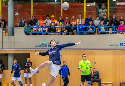 Mit voller Wucht ins Ziel: Waldrennachs Schlagmann Markus Kraut gibt im letzten Macht der Bundesliga-Hallensaison nochmal alles.