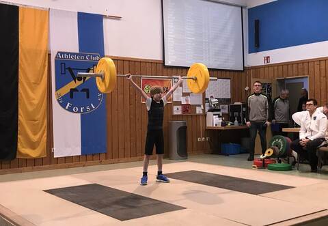 Benedikt Müller und seine Mitstreiter vom TV Feldrennach haben bei den Bezirksmeisterschaften ordentlich Medaillen gesammelt.