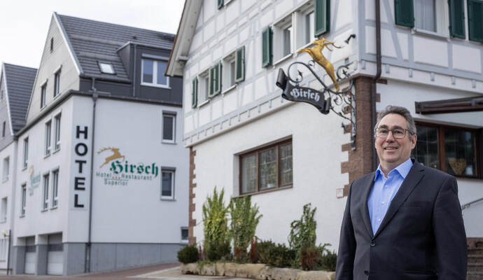 Das Hotel Restaurant Hirsch steht zum Verkauf. Das Areal aus mehreren Gebäuden auf einer Grundfläche von zehn Ar kostet acht Millionen Euro. Im Bild Allroundtalent Klaus Burkhardt, der neue Pläne hat. Hotel Hirsch Heimsheim Verkauf