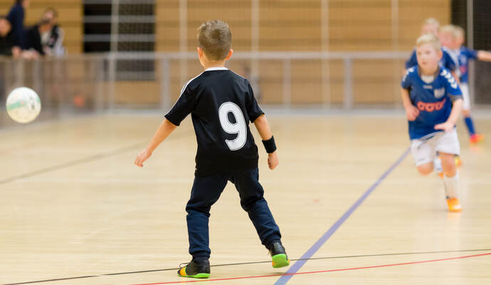 In der Neuenbürger Stadthalle sind die Nachwuchsfußballer am Wochenende beim Turnier des ASV Arnbach gefordert.