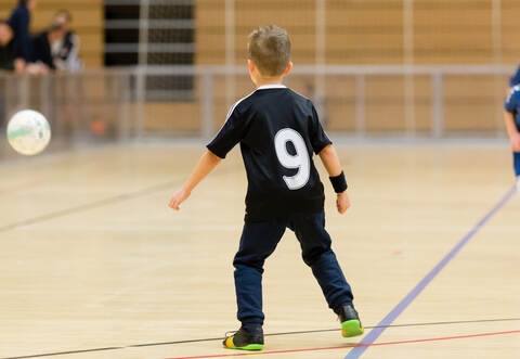 In der Neuenbürger Stadthalle sind die Nachwuchsfußballer am Wochenende beim Turnier des ASV Arnbach gefordert.