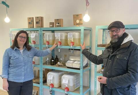 Geschäftsinhaberin Yvette Stamboulidis und Mühlackers Citymanager Steffen Roller freuen sich über den guten Start im neuen Pop-Up-Raum. Verkauft werden in der Unverpackt-Drogerie unter anderem Haushaltsreiniger, Shampoo, Kosmetik und Parfüms.
