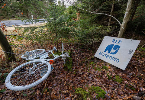 Verunstaltete Erinnerungsstätte mit „Ghostbike“ am Unfallort zwischen Neuhausen und Schellbronn.