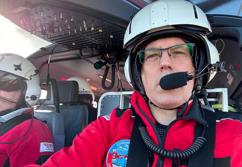 So sieht man Erik Schweickert nicht alle Tage: Eine Schicht lang saß der FDP-Politiker im Cockpit des Rettungshubschraubers Christoph 51.