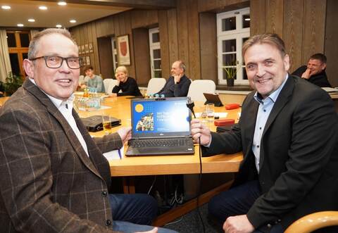 Regionalmanager Willi Parstorfer von der Netze BW (links) stellt im Gemeinderat die Zahlen vor, von denen auch Bürgermeister Heiko Faber beeindruckt ist.