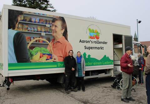 Aaron Daubner und Sabine Zenker vor dem neun Meter langen Lastwagen namens „Emma“ freuen sich auf eine gute Zusammenarbeit.