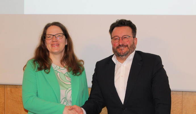 Bürgermeister Martin Steiner verpflichtet die neue Gemeinderätin Pia Luksch (UGLB) im Rahmen der Gemeinderatsitzung.