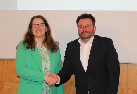 Bürgermeister Martin Steiner verpflichtet die neue Gemeinderätin Pia Luksch (UGLB) im Rahmen der Gemeinderatsitzung.