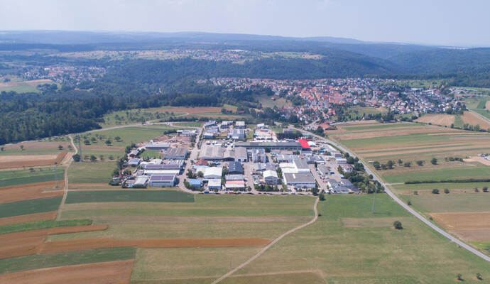 Das Tiefenbronner Gewerbegebiet Ost liegt an der Landesstraße in Richtung Heimsheim. Es soll nun auf den freien Flächen im Bildvordergrund weiter wachsen. Vor der Sommerpause soll der Bebauungsplan stehen. Grundstücke werden schon zum Verkauf ausgeschrieben.