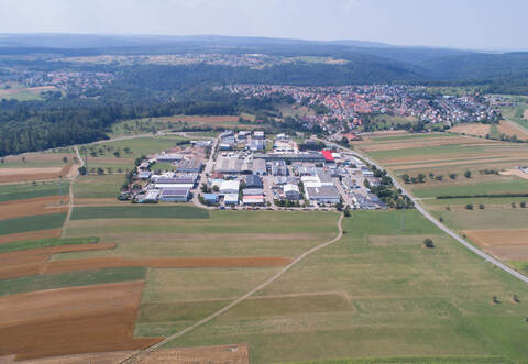 Das Tiefenbronner Gewerbegebiet Ost liegt an der Landesstraße in Richtung Heimsheim. Es soll nun auf den freien Flächen im Bildvordergrund weiter wachsen. Vor der Sommerpause soll der Bebauungsplan stehen. Grundstücke werden schon zum Verkauf ausgeschrieben.