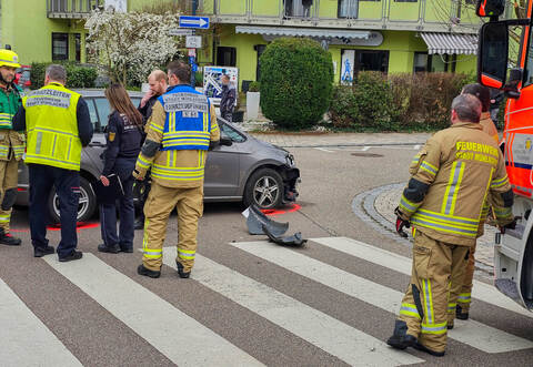 Bei einem Unfall in Mühlacker sind am Dienstagnachmittag eine Frau und ihr Kind schwer verletzt worden.