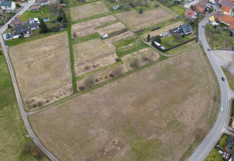 Noch sind Felder dort, wo am Ortsrand Neuhausens über 60 Bauplätze entstehen sollen: zwischen Calwer Straße (rechts), Sebastianstraße (oben links) und dem Weg Im Falter (links). Foto: Röhr
