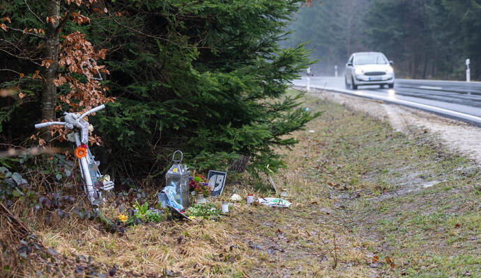 Gedenken an den tödlich verunglückten Radaktivisten Natenom an der Unfallstelle zwischen Neuhausen und Schellbronn: Ihre zwischenzeitliche Verwüstung war ein Beispiel für den aufgeheizten Streit um die Lehren aus dem Unfall.