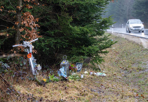 Gedenken an den tödlich verunglückten Radaktivisten Natenom an der Unfallstelle zwischen Neuhausen und Schellbronn: Ihre zwischenzeitliche Verwüstung war ein Beispiel für den aufgeheizten Streit um die Lehren aus dem Unfall.