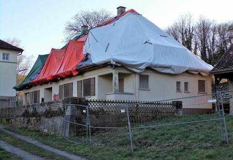 Die bunten Dachplanen entsprechen nicht den Denkmalschutz-Vorgaben – und müssen daher ausgetauscht werden.
