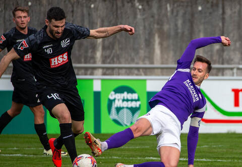 Der FC Nöttingen um Kapitän Niklas Hecht-Zirpel ließen Ex-Bundesligaprofi Daniel Caligiuri (links) nicht ins Spiel kommen.