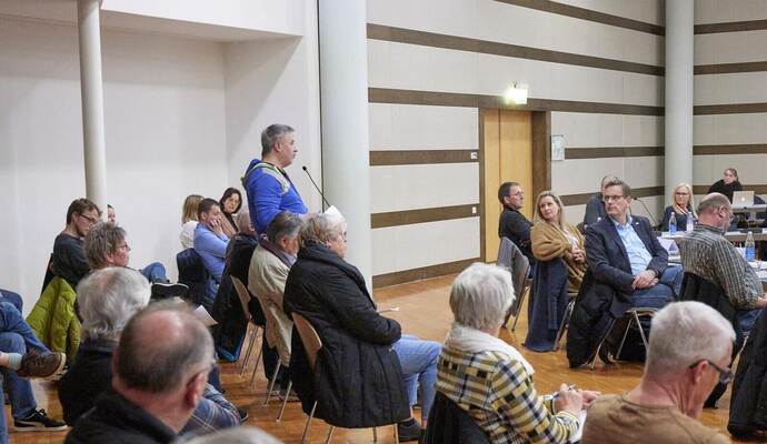 Bürger im direkten Dialog mit dem Gemeinderat: Stefan Ermentraut, Geschäftsführer der TSG Niefern und möglicher Kunde der Nahwärme, schildert die massiven Einwände der Bürger gegen die hohen Preismodelle der Gemeindewerke. Bürger im direkten Dialog mit dem Gemeinderat: Stefan Ermentraut, Geschäftsführer der TSG Niefern und möglicher Kunde der Nahwärme, schildert die massiven Einwände der Bürger gegen die hohen Preismodelle der Gemeindewerke.