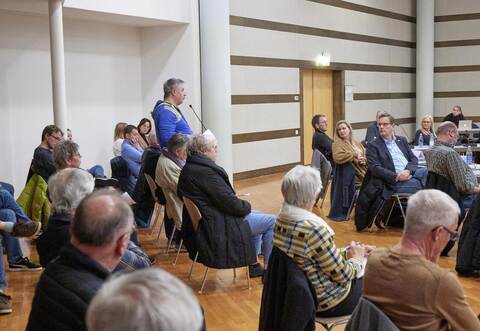 Bürger im direkten Dialog mit dem Gemeinderat: Stefan Ermentraut, Geschäftsführer der TSG Niefern und möglicher Kunde der Nahwärme, schildert die massiven Einwände der Bürger gegen die hohen Preismodelle der Gemeindewerke.
