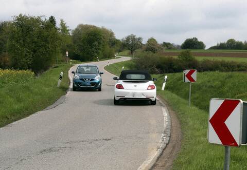 Eng geht es heute auf der Kreisstraße von Mönsheim Richtung Porsche zu. Das soll sich bis in eineinhalb Jahren ändern. Doch der Ausbau ist umstritten.