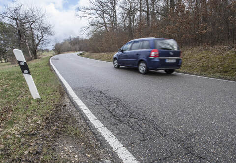 Fahrbahnschäden gibt es viele an der Kreisstraße zwischen Obernhausen und Birkenfeld. Die könnten nun tatsächlich schneller beseitigt werden. Im Gegenzug verzichtet der Kreis auf den eigentlich geplanten Ausbau. Archivfoto: Meyer