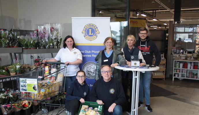 Mitglieder der Lions-Clubs Pforzheim Johannes Reuchlin und Pforzheim Bertha Benz sowie der Jugendorganisation LEO in Aktion: Henrike Meier, Julia und Thomas Paulus, Sabine Fenchel, Janne Geest und Florian Dalke (von links).