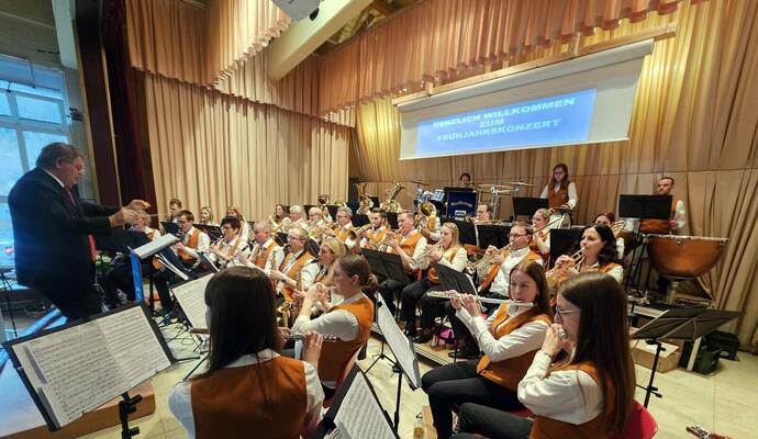 Im 99. Vereinsjahr überzeugt der Musikverein Unterreichenbach bei seinem Frühjahrskonzert unter der Leitung von Michael Werner. Im 99. Vereinsjahr überzeugt der Musikverein Unterreichenbach bei seinem Frühjahrskonzert unter der Leitung von Michael Werner.