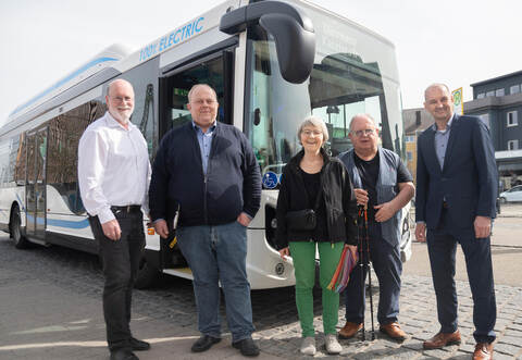 Betriebsleiter Rolf Aichelberger (von links), Unternehmer Jim Engel, Landtagsabgeordnete Stefanie Seemann (Grüne), Stadtrat Günter Bächle (CDU) und Stadtwerke-Geschäftsführer Roland Jans (von links) vor dem neuen E-Bus.