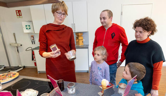 Erstaunliches Wissen: Simone Mühling (links) klärt die Testesser-Familie Braun über Zuckermengen auf.