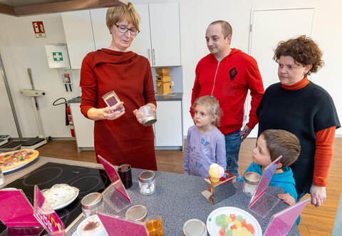 Erstaunliches Wissen: Simone Mühling (links) klärt die Testesser-Familie Braun über Zuckermengen auf.