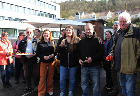 Rund 20 Interessierte kommen zur Eröffnung des „Fairteiler“ Schrankes von Michaela Schifano und Andreas Scheffelmeier (Siebte und Neunter von links) in Lomersheim.