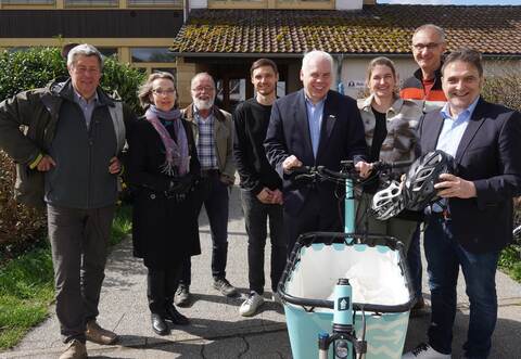 Wie ein Lastenrad funktioniert, zeigt der ehemalige VCD-Landesvorsitzende Matthias Lieb (am Lenker) vielen Interessierten, darunter Bürgermeister Heiko Faber (rechts) und die Klimapaten Hannah Diegner (Dritte von rechts) und Patrick Buschmann (Vierter von links).